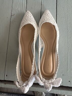 crown & ivy White Eyelet Pointed Toe Bow Kitten Heel